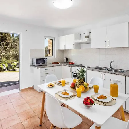 Secret Paradise Villa Gardeládes